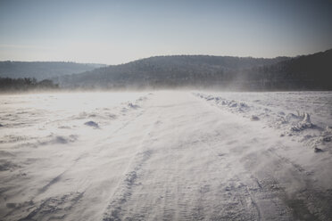 Deutschland, Landkreis Kaiserslautern, Pfälzerwald, Winterlandschaft bei Trippstadt - LVF002544