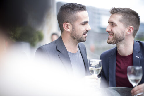 Schwules Paar trinkt Wein in einem Restaurant - ZEF002894