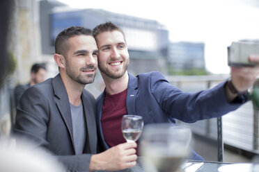 Schwules Paar macht ein Selfie in einem Restaurant - ZEF002896
