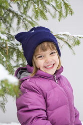 Portrait of smiling little girl in winter - LVF002546