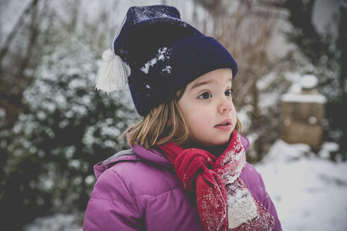 Porträt eines staunenden kleinen Mädchens im Winter - LVF002548
