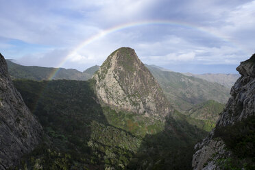 Spanien, Kanarische Inseln, La Gomera, Nationalpark Garajonay, Regenbogen über Roque de Ojila - SIEF006352