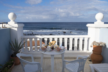 Spanien, Kanarische Inseln, La Gomera, Gedeckter Frühstückstisch auf der Dachterrasse - SIE006353