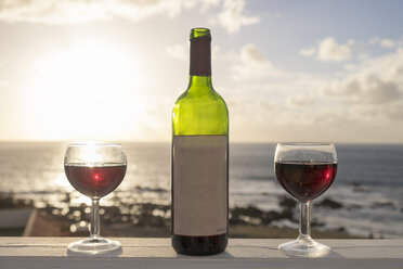 Spanien, Kanarische Inseln, La Gomera, zwei Gläser Rotwein und Weinflasche - SIE006361