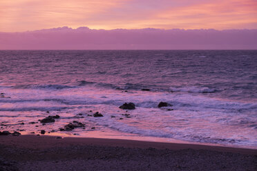 Spanien, Kanarische Inseln, La Gomera, Valle Gran Rey, Abendstimmung am Strand - SIEF006357