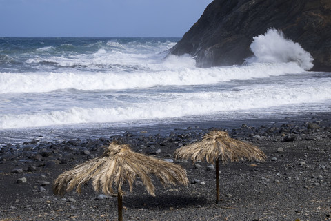 Spanien, Kanarische Inseln, La Gomera, Vallehermoso, Surfen am Strand, lizenzfreies Stockfoto