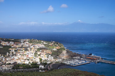Spanien, Kanarische Inseln, La Gomera, Blick auf San Sebastian und den Berg Teide auf Teneriffa im Hintergrund - SIEF006360