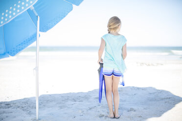 Mädchen am Strand mit Schwimmflossen unter dem Sonnenschirm - ZEF003327