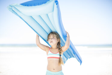 Mädchen am Strand hält eine Luftmatratze - ZEF003344