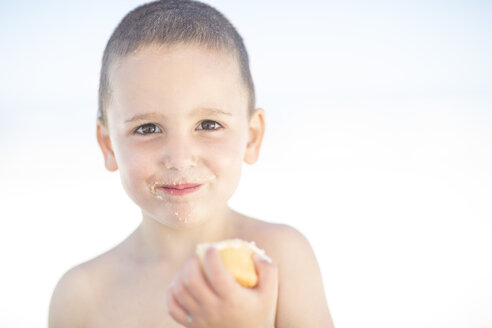 Porträt eines Jungen, der einen Muffin isst - ZEF003379