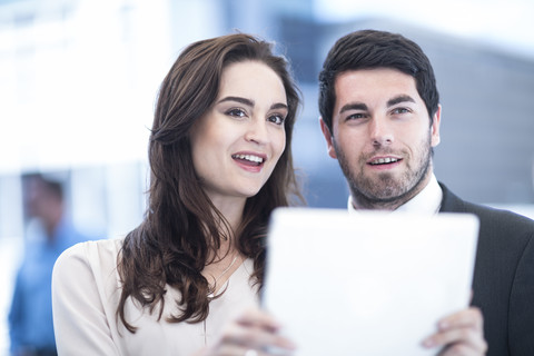 Geschäftsmann und Frau mit digitalem Tablet in der Stadt, lizenzfreies Stockfoto