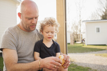 Vater und kleine Tochter mit Croissant - NNF000321