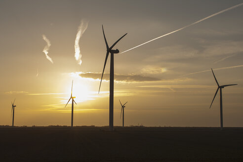 Niederlande, Zeeland, Windkraftanlagen bei Sonnenuntergang - NNF000326