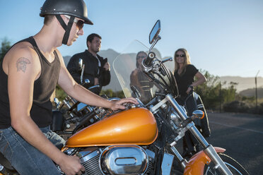 Biker machen eine Pause vom Fahren - ZEF003580