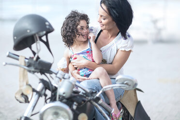 Mutter und Tochter sitzen auf einem Motorrad - ZEF003590
