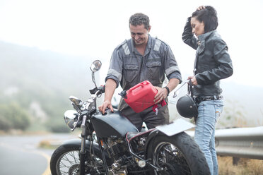 Motorradtechniker hilft gestrandetem Motorradfahrer mit kaputter Maschine - ZEF003603