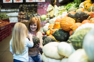 Mutter und Tochter im Supermarkt beim Einkaufen von Gemüse - ZEF004186