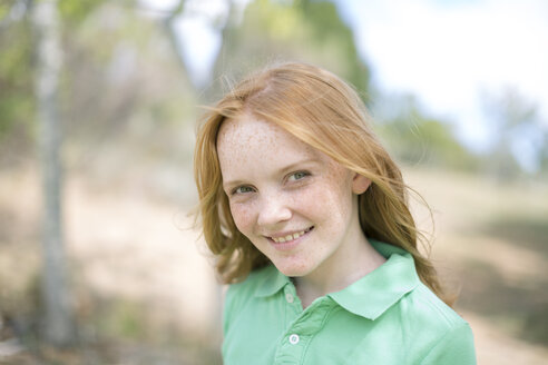 Porträt eines lächelnden Mädchens mit roten Haaren und Sommersprossen - ZEF004366