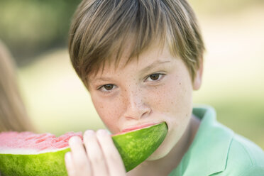 Porträt eines Jungen, der eine Scheibe Wassermelone isst - ZEF004387