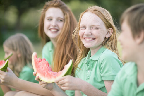 Eine Gruppe von Kindern isst Scheiben von Wassermelone - ZEF004388