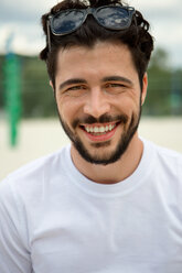 Porträt eines lächelnden jungen Mannes im Freien - WESTF020727