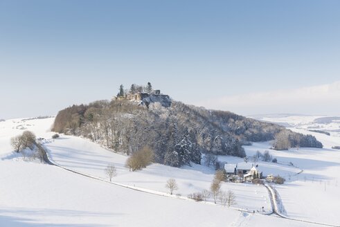 Deutschland, Landkreis Konstanz, Blick auf die Burgruine Mögdeberg im Winter - ELF001456