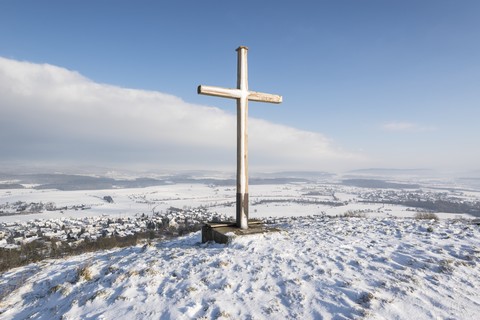 Deutschland, Landkreis Konstanz, Holzkreuz auf dem Gipfel im Winter, lizenzfreies Stockfoto