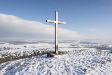 Deutschland, Landkreis Konstanz, Holzkreuz auf dem Gipfel im Winter - ELF001458