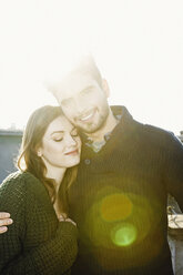Porträt eines glücklichen jungen Paares im Gegenlicht - MEMF000624