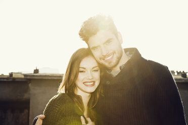 Porträt eines glücklichen jungen Paares im Gegenlicht - MEMF000625