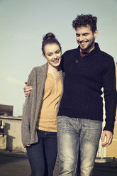 Glückliches junges Paar beim Spaziergang im Freien - MEMF000635