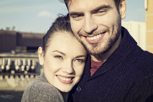 Porträt eines glücklichen jungen Paares im Freien - MEMF000636
