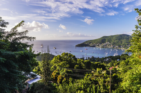 Karibik, Antillen, Kleine Antillen, Grenadinen, Bequia, Bucht mit Segelbooten - THAF001145