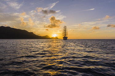 Karibik, Antillen, Kleine Antillen, Grenadinen, Bequia, Karibisches Meer, Segelschiff bei Sonnenuntergang - THAF001149