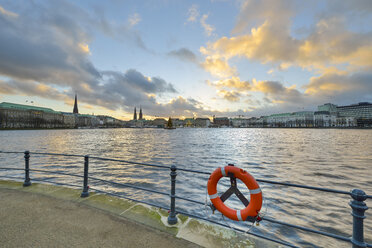 Deutschland, Hamburg, Deutschland, Hamburg, Binnenalster bei Sonnenuntergang - RJF000392