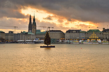 Germany, Hamburg, Inner Alster Lake, View of the Jungfernstieg with City Hall and St. Nicholas' Church at sunset - RJF000393