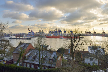 Deutschland, Hamburg, Elbe, Hafen im Abendlicht - RJF000394