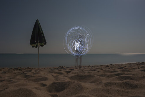 Italien, Sardinien, Tortoli, Cea Strand, Lichtmalerei Junge mit Taschenlampe im Mondlicht - JBF000224
