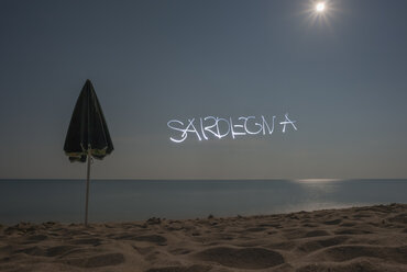 Italien, Sardinien, Tortoli, Cea Strand, Lichtmalerei Junge im Mondlicht - JBF000225