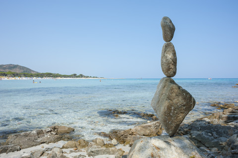 Italien, Sardinien, Golfo di Orosei, Cala Ginepro, Wegmarkierung eines Steinhaufens am Strand, lizenzfreies Stockfoto