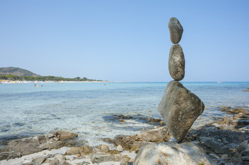 Italien, Sardinien, Golfo di Orosei, Cala Ginepro, Wegmarkierung eines Steinhaufens am Strand - JBF000227