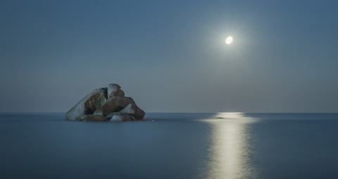 Italien, Sardinien, Tortoli, Cea Strand, Felsen im Mittelmeer bei Nacht, lizenzfreies Stockfoto