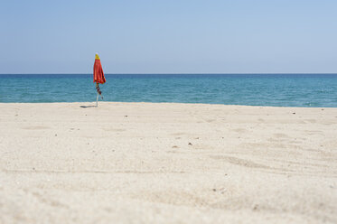 Italien, Sardinien, Ogliastra, Tortoli, Sonnenschirm am Strand - JBF000231