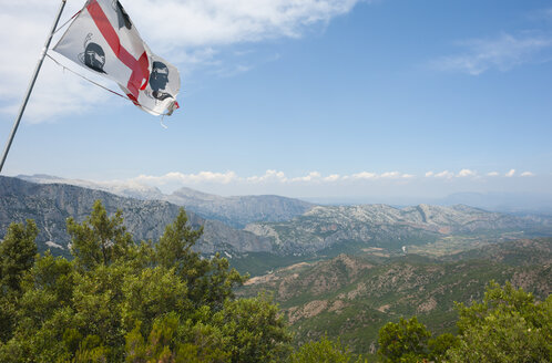 Italien, Sardinien, Supramonte-Gebirge mit sardischer Flagge - JBF000232