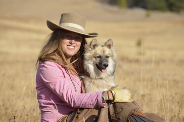 USA, Wyoming, Cowgirl mit ihrem Hund - RUEF001364