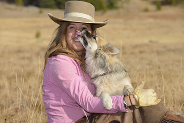 USA, Wyoming, Cowgirl mit ihrem Hund - RUEF001366