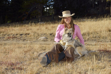 USA, Wyoming, Cowgirl mit ihrem Hund - RUEF001368