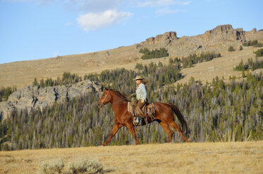 USA, Wyoming, riding cowgirl - RUEF001370