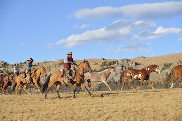 USA, Wyoming, Cowboy und Cowgirls hüten Pferde in der Wildnis - RUEF001371