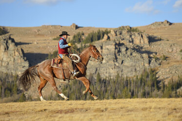 USA, Wyoming, reitender Cowboy - RUEF001372